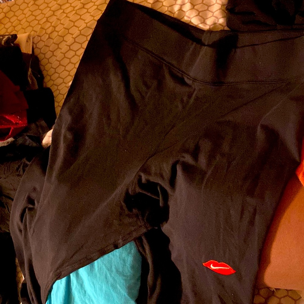 Black leggings goes to black Nike sweatshirt